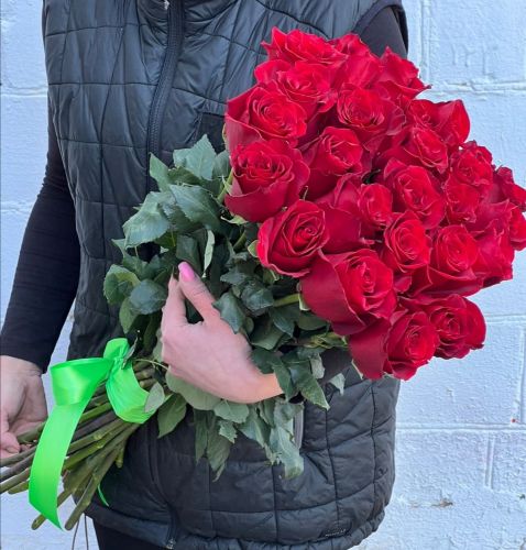 "Севилья"- букет из красных роз с доставкой по городу по Волгограду